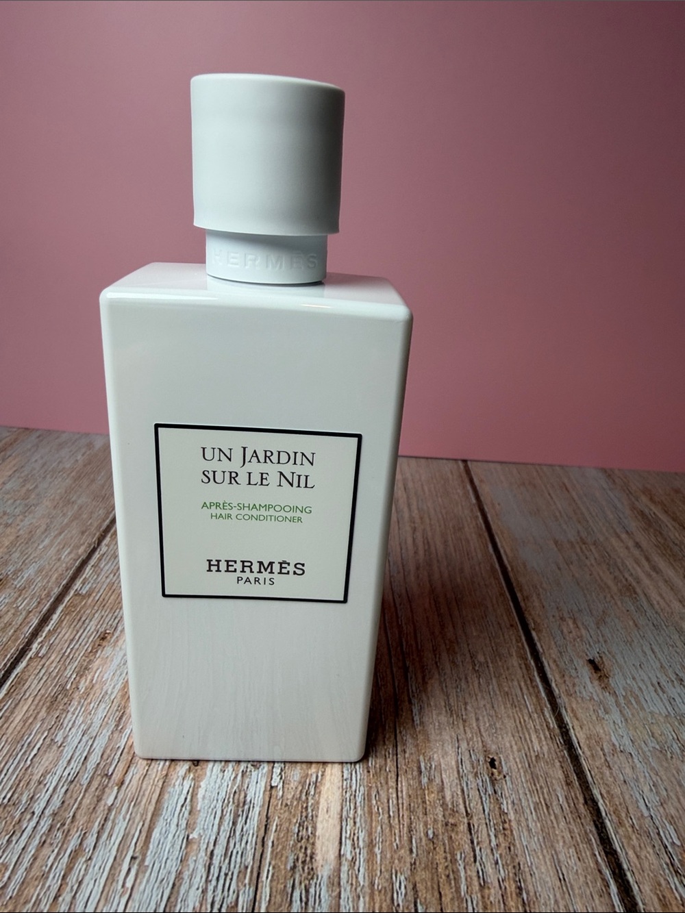 Hermès Un Jardin Sur Le Nil Hair Conditioner — White with Pink Accent